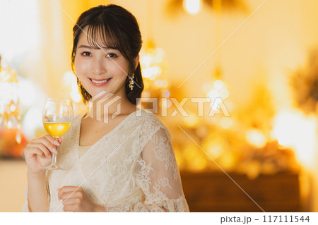 パーティドレスの女性 パーティドレスの女性 117111544