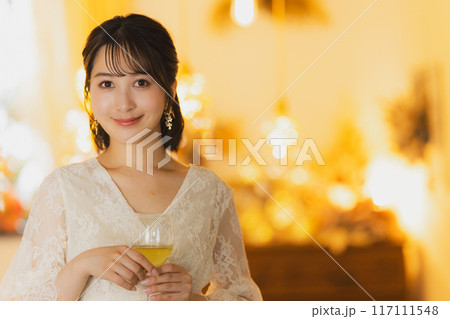 パーティドレスの女性 パーティドレスの女性 117111548