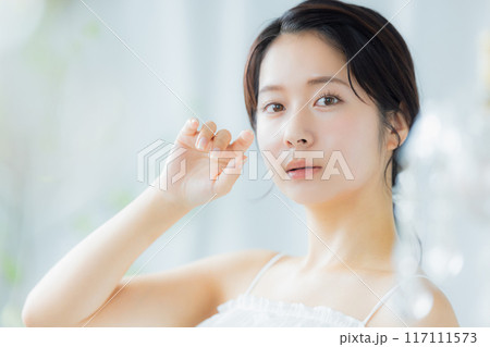 肌の潤いを実感する若い女性　　 117111573