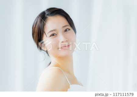 肌の潤いを実感する若い女性　　 117111579