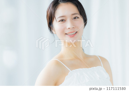 肌の潤いを実感する若い女性 肌の潤いを実感する若い女性 117111580