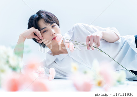 オシャレな若い男性 117111936