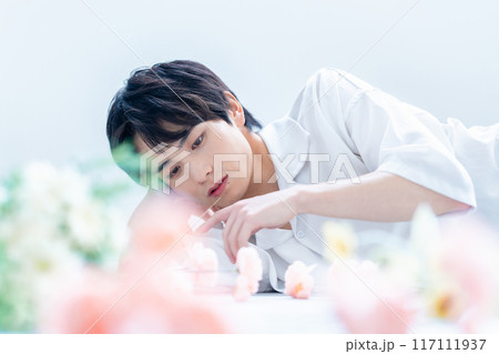 オシャレな若い男性 117111937