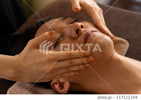 メンズフェイシャルエステの施術 117112104