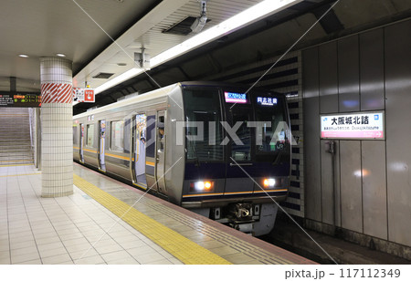 JR東西線 大阪城北詰駅に到着する207系電車 JR東西線 大阪城北詰駅に到着する207系電車 117112349