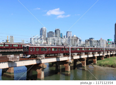 淀川の鉄橋を渡る阪急電車 117112354