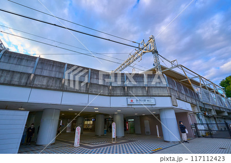 東京都大田区田園調布の東急電鉄 多摩川駅東口を見る 117112423