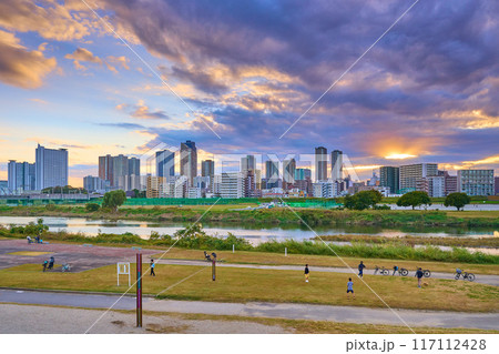 夕暮れの東京都大田区田園調布本町の多摩川河川敷から川崎市中原区タワマン方面を見る 夕暮れの東京都大田区田園調布本町の多摩川河川敷から川崎市中原区タワマン方面を見る 117112428