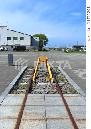 JR稚内駅の最北端モニュメントと 旧稚内桟橋駅方面の風景 JR稚内駅の最北端モニュメントと 旧稚内桟橋駅方面の風景 117112914