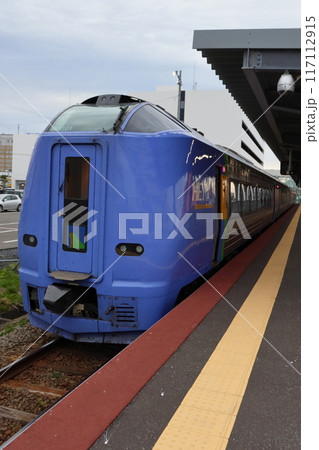 日本最北端の稚内駅と特急宗谷の風景(改札口方面) 日本最北端の稚内駅と特急宗谷の風景(改札口方面) 117112915