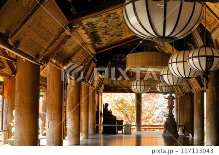 奈良県桜井市 総本山大和国長谷寺 紅葉の本堂礼堂 奈良県桜井市 総本山大和国長谷寺 紅葉の本堂礼堂 117113043