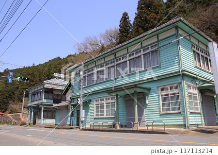 埼玉県飯能市上名栗のレトロな建物の建つ風景 117113214
