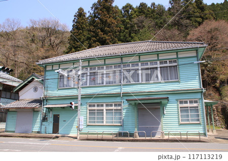 埼玉県飯能市上名栗のレトロな建物の建つ風景 埼玉県飯能市上名栗のレトロな建物の建つ風景 117113219