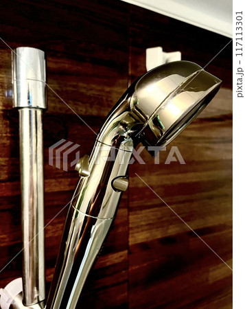 バスルームのシャワー 117113301