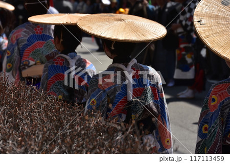 岐阜県高山市　春の高山祭　闘鶏楽と呼ばれる小さな鐘を鳴らす人達　鳥の絵が描かれた着物を着て笠を被る姿 117113459