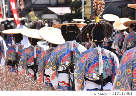 岐阜県高山市　春の高山祭　闘鶏楽と呼ばれる小さな鐘を鳴らす人達　鳥の絵が描かれた着物を着て笠を被る姿 117113461