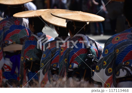 岐阜県高山市　春の高山祭　闘鶏楽と呼ばれる小さな鐘を鳴らす人達　鳥の絵が描かれた着物を着て笠を被る姿 117113468