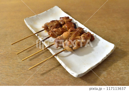 皿に盛られた焼き鳥 117113637