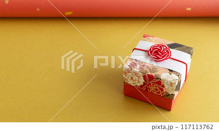 結婚式の引き出物　お歳暮　和風の贈り物イメージ素材 117113762