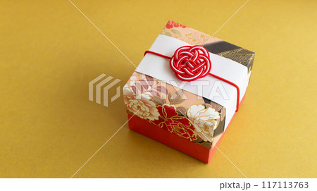 結婚式の引き出物 お歳暮 和風の贈り物イメージ素材 結婚式の引き出物 お歳暮 和風の贈り物イメージ素材 117113763