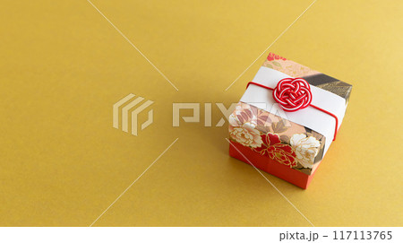 結婚式の引き出物 お歳暮 和風の贈り物イメージ素材 結婚式の引き出物 お歳暮 和風の贈り物イメージ素材 117113765