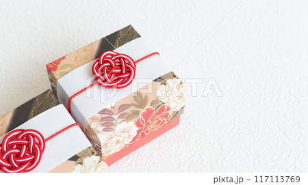 結婚式の引き出物　お歳暮　和風の贈り物イメージ素材 117113769