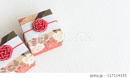 結婚式の引き出物　お歳暮　和風の贈り物イメージ素材 117114335