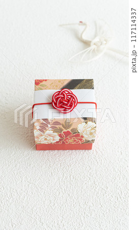 結婚式の引き出物　お歳暮　和風の贈り物イメージ素材 117114337