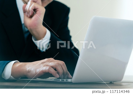 データを見てショックを受けるビジネスマン 117114346