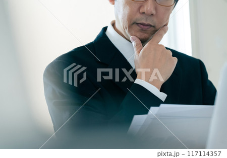 データを見てショックを受けるビジネスマン 117114357