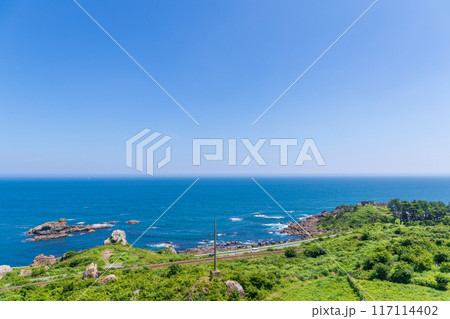 「青森県」青い海と空・種差海岸 117114402