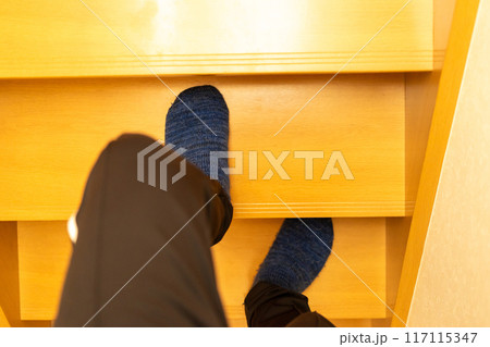 階段を昇る男性 117115347