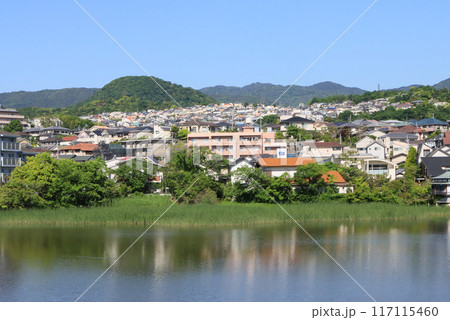 仁川駅の近くにある弁天池と住宅地 117115460