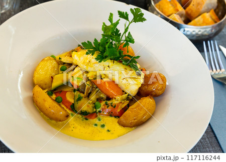 Hake fillet in Spanish style 117116244