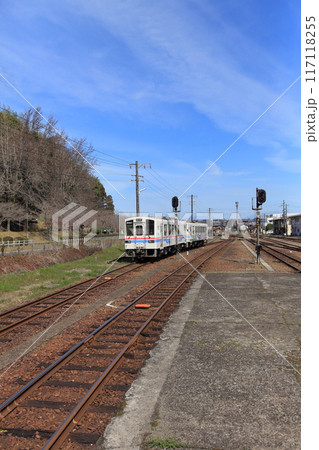 ローカル線・型式KT-202形・車両番号202と青空 117118255