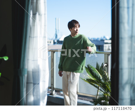ベランダでの屋外メンズポートレート ベランダでの屋外メンズポートレート 117118470