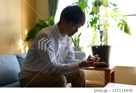 服用する男性 117118476