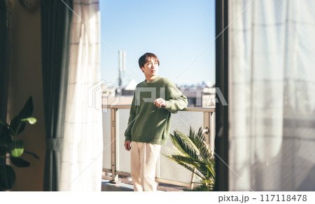 ベランダでの屋外メンズポートレート 117118478