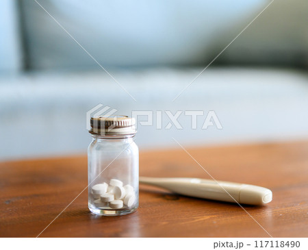 体温計と薬 117118490