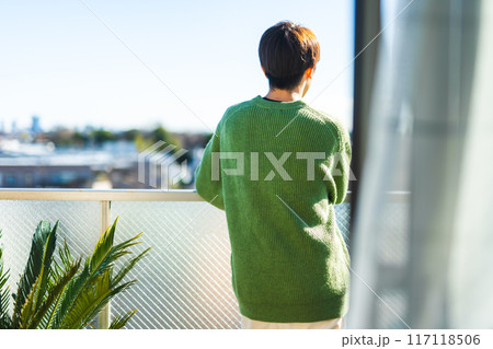 ベランダでの屋外メンズポートレート 117118506