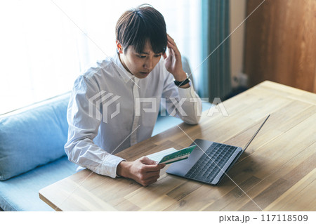 通帳を見ている男性 通帳を見ている男性 117118509
