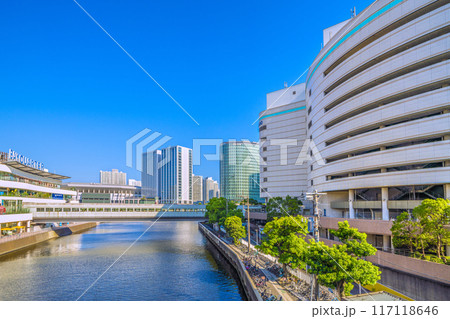 日本の横浜都市景観 横浜駅東口のそごう横浜店や横浜ベイクォーター、Kアリーナなどを望む＝8月4日 117118646