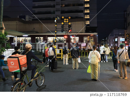 阪急　神戸線塚口駅付近　夜の踏切 117118769