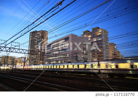 夕暮れの電車 尼崎駅付近 夕暮れの電車 尼崎駅付近 117118770