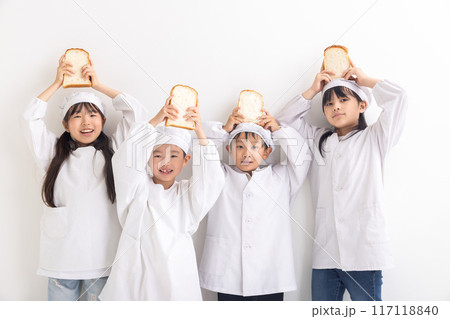 給食着を着て食パンを持った小学生 給食着を着て食パンを持った小学生 117118840
