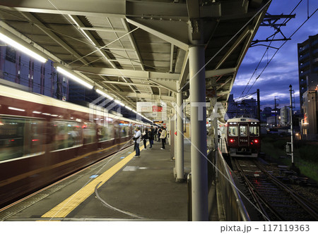阪急の塚本駅 夕暮れのホーム 阪急の塚本駅 夕暮れのホーム 117119363
