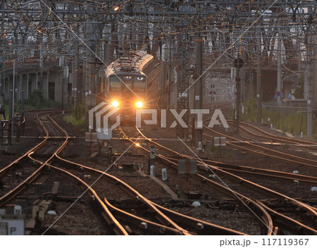 夕暮れの尼崎駅に到着する福知山線の電車 夕暮れの尼崎駅に到着する福知山線の電車 117119367