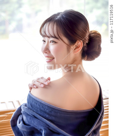 サウナを楽しむ若い女性のイメージ素材 117119516