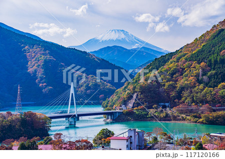 【神奈川県】丹沢湖　湖畔の紅葉　富士山遠望 117120166