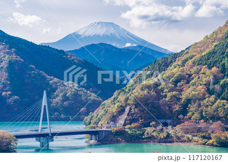 【神奈川県】丹沢湖　湖畔の紅葉　富士山遠望 117120167